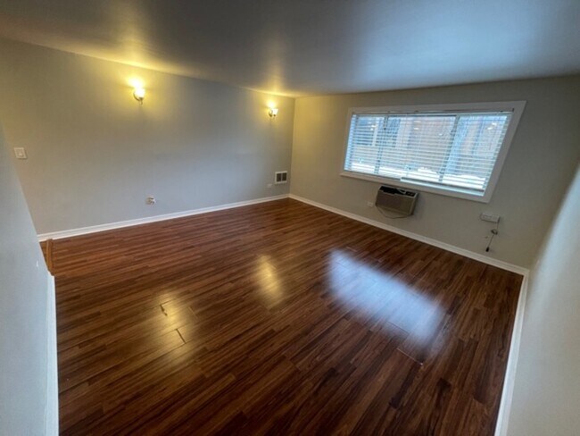 Building Photo - 517 S Milwaukee Ave