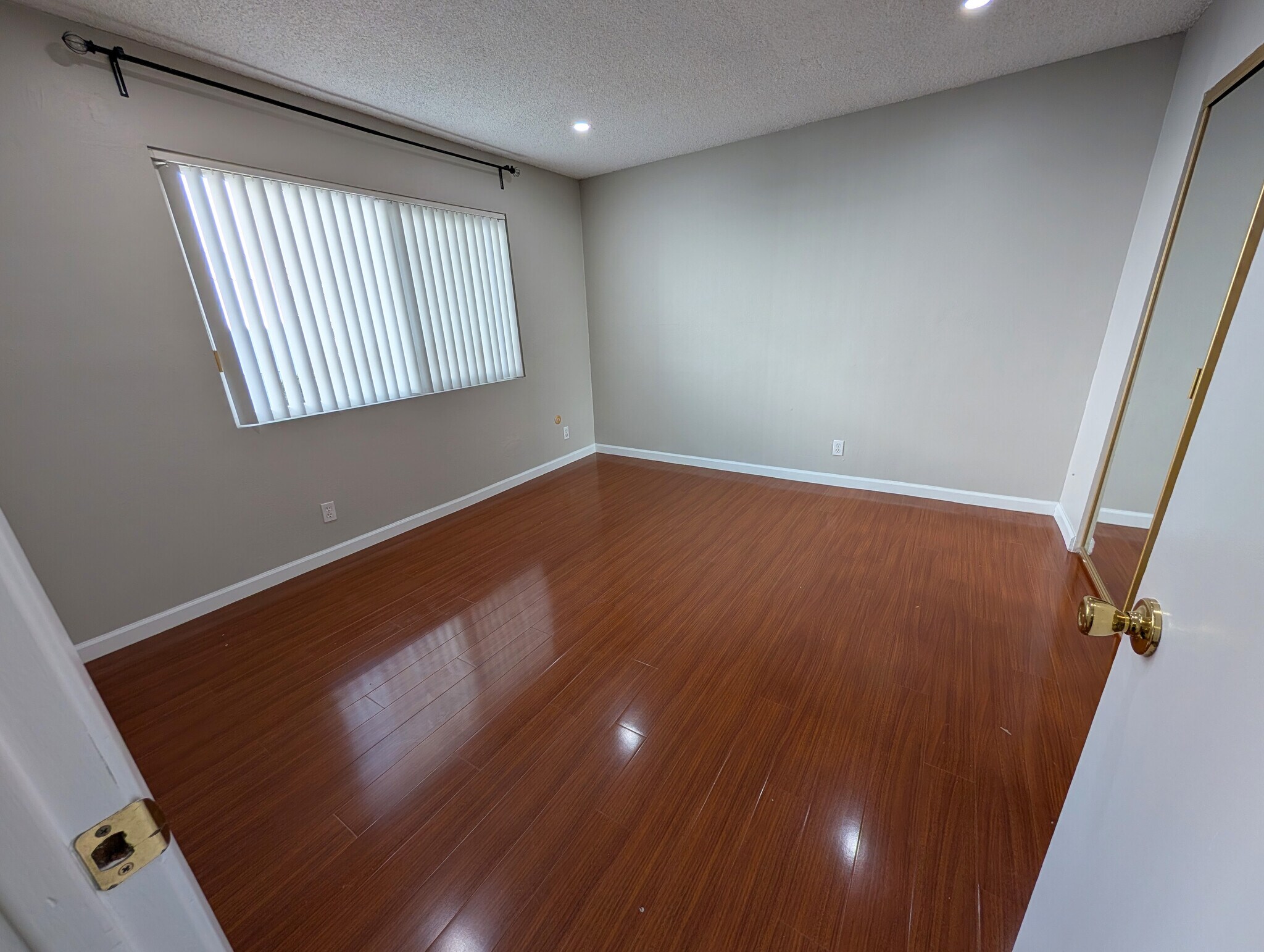 Building Photo - 470 S Los Robles Ave