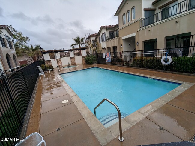 Building Photo - 453 Country Club Dr