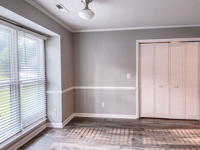 Building Photo - Charming 2 Bed, 2 Bath Triplex in Fayettev...