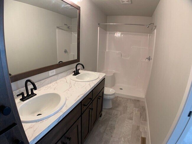 Building Photo - 4 Bed 3 Bath Single Family Home