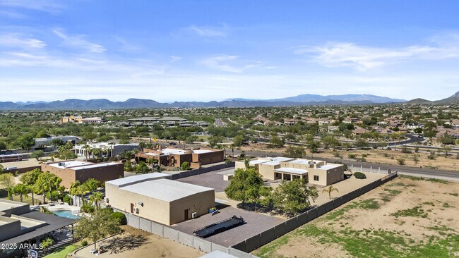 Building Photo - 2617 W Desert Hills Dr