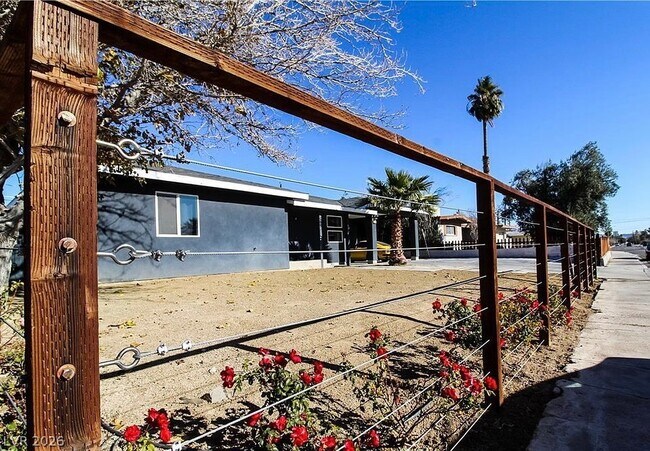 Building Photo - 811 E Oakey Blvd