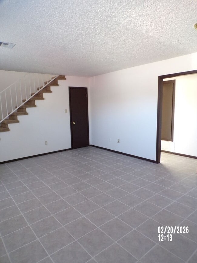 Building Photo - 2 STORY TOWNHOUSE , CLOSE TO SHOPPING AND RESTAURANTS