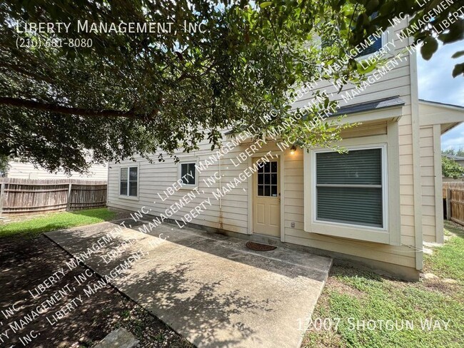 Building Photo - Spacious 3 Bed 2.5 Bath Home in Gated Comm...