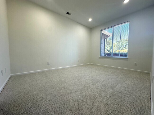 Building Photo - 2608 St Andrews Dr