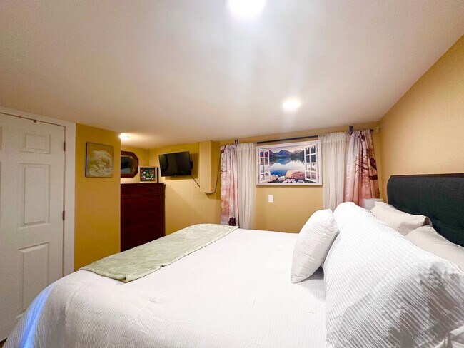 Building Photo - Modern Comfort Meets Convenience – Fully F...