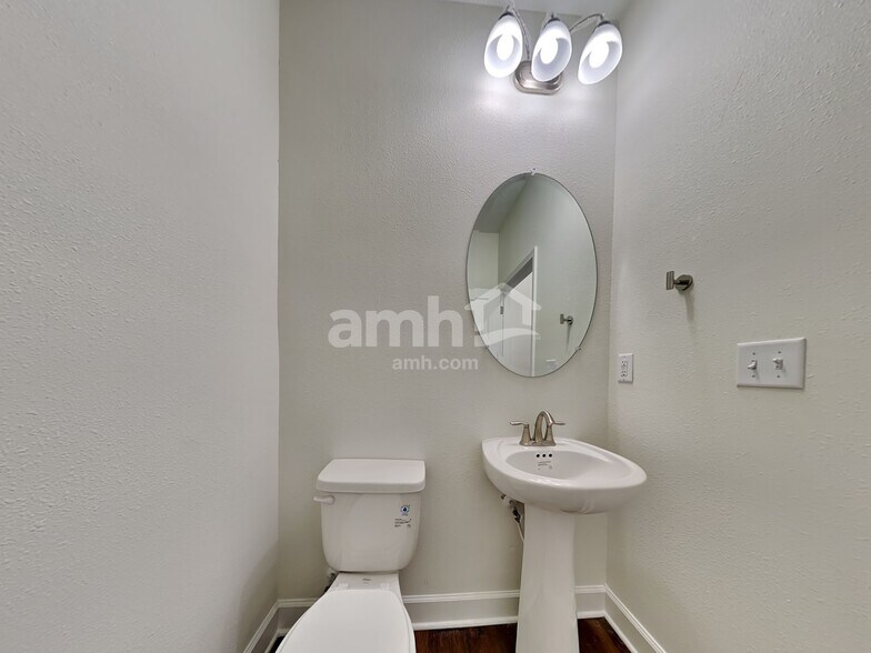 Building Photo - 927 Tan Tara Trl