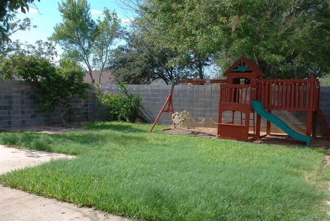 Building Photo - 10204 Comet Dr