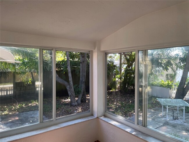 Building Photo - 1644 Arthur St