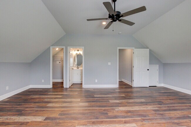 Building Photo - 133 Riverbend Dr