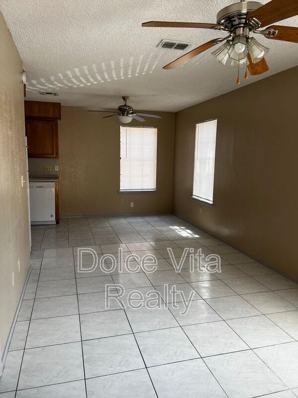 Building Photo - 4105 N 24th Ln