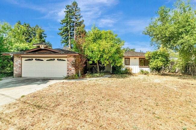 Building Photo - Classic Ranch Style Home in Top School Dis...