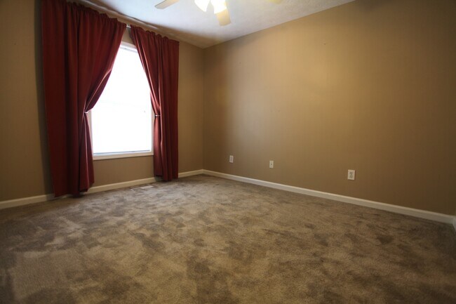 Building Photo - 3bed/3bath Donahue Crossing Condominiums