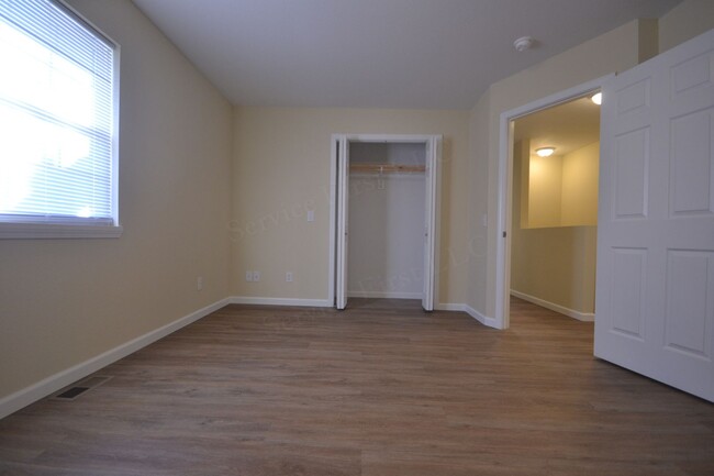 Building Photo - 3 Bed 1.5 Bath 4- Plex