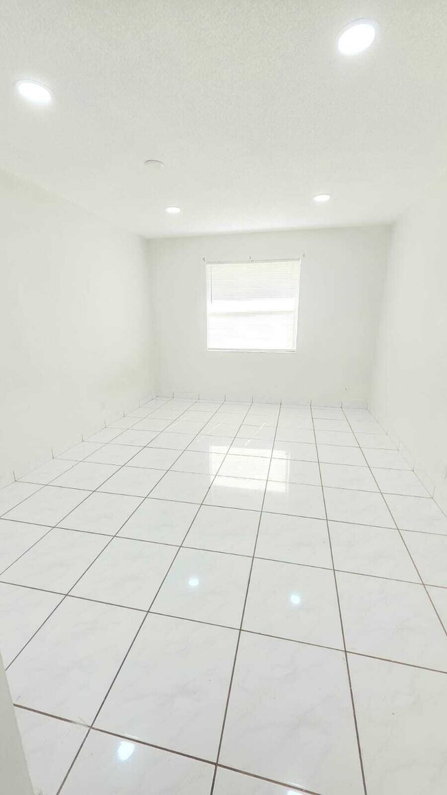 Building Photo - 5535 Lakewood Cir
