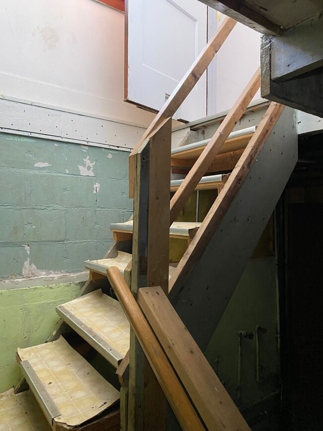 Building Photo - 2 bed 1 bath house $995