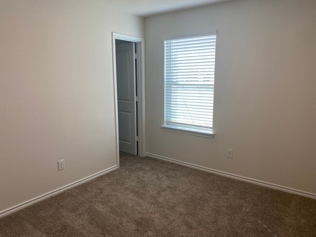 Building Photo - 1008 Hidden Vly Dr