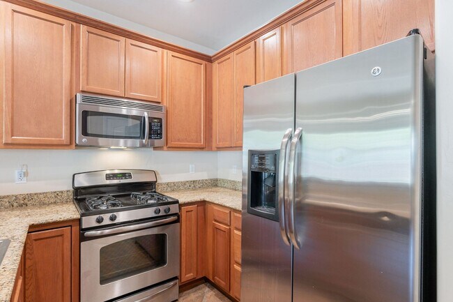 Building Photo - Bright, Spacious Riverside Crossing Retrea...