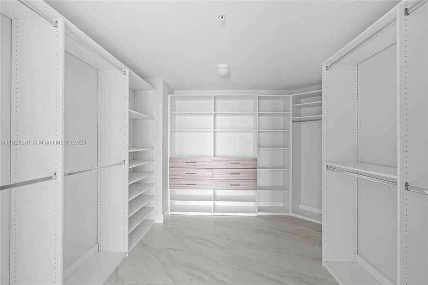 Building Photo - 17111 Biscayne Blvd