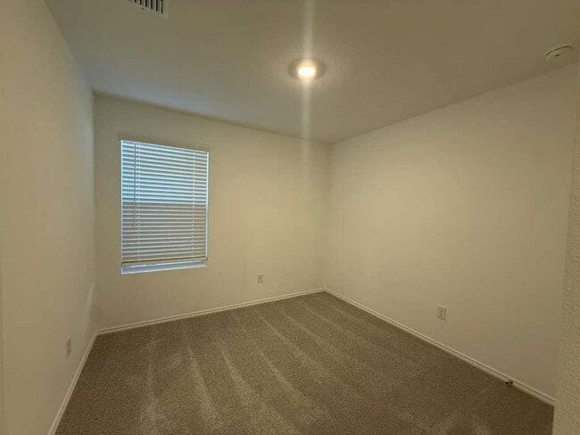 Building Photo - 569 Sormonne Lp