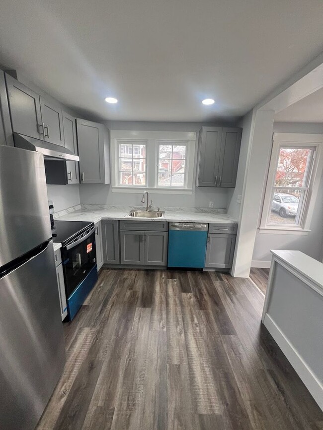 Building Photo - Newly Renovated 3 Bedroom Home