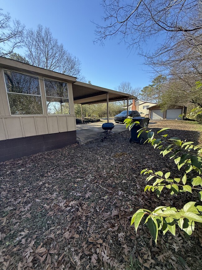 Building Photo - 1633 Yvonne Dr