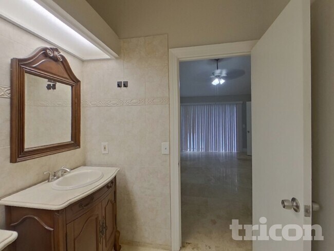 Building Photo - 1751 Shady Leaf Dr