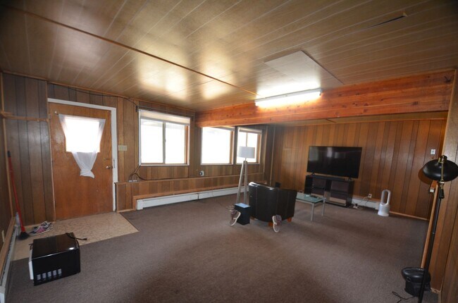 Building Photo - Garden level one bedroom apartment in the hills above BRECK.  Pets OK!  Includes HEAT and electri...
