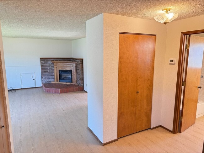 Building Photo - Well-kept house in desirable Thurston neighborhood!