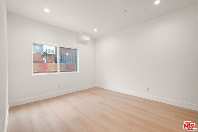 Building Photo - 913 N Hobart Blvd