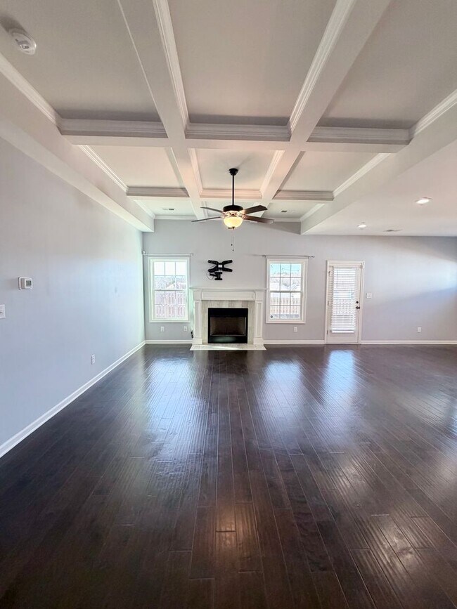 Building Photo - 215 Shoshone Cir