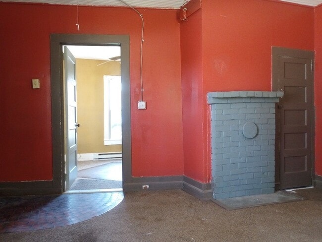 Building Photo - Price Drop! 2 Bedroom 1 Bathroom