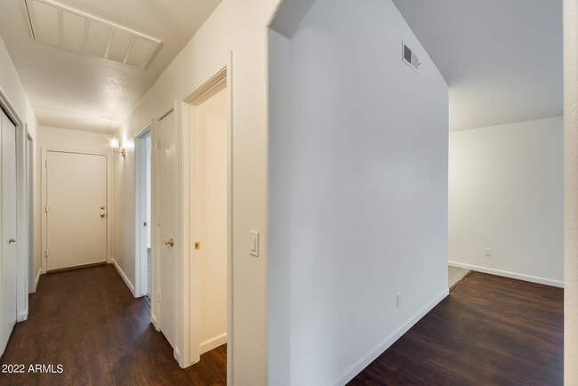 Building Photo - 3024 E Blackhawk Dr