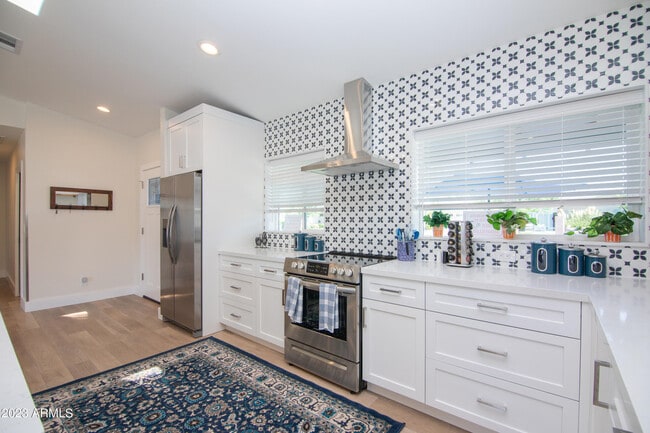 Building Photo - 4335 E Clarendon Ave