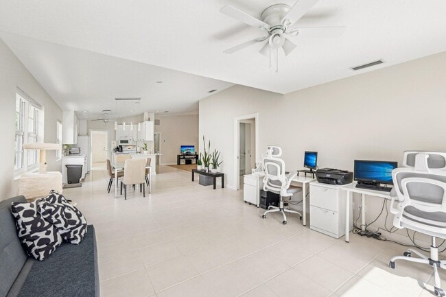 Building Photo - 10853 SW Elsinore Dr