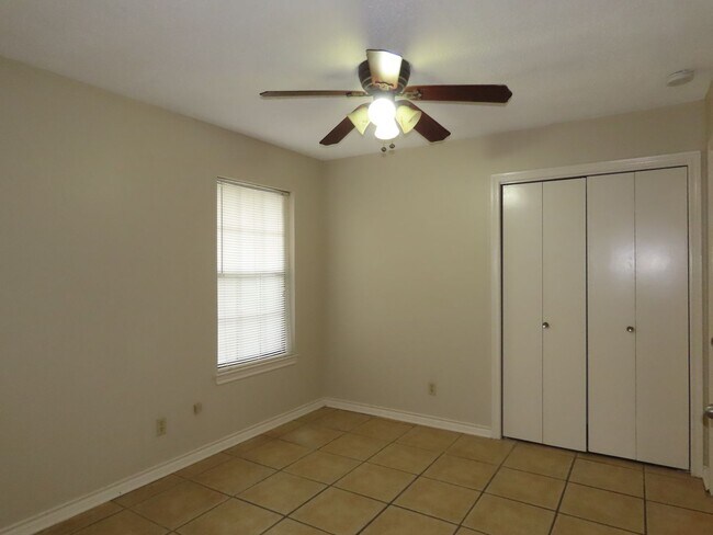 Building Photo - 808 Corey Dr