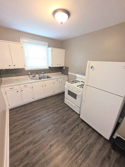 Primary Photo - 2337 Burnside Ave