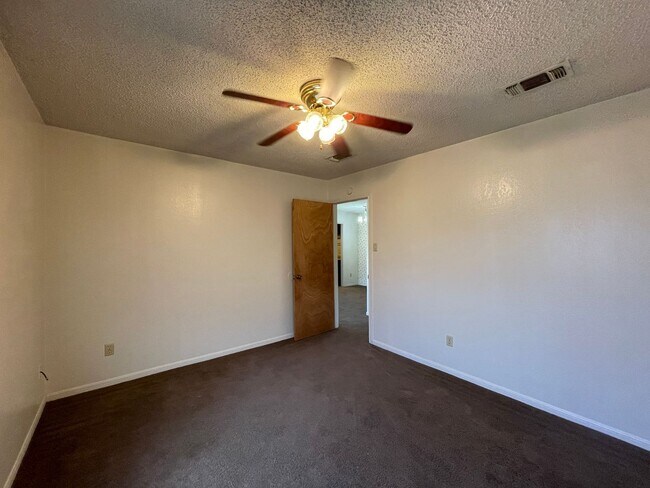 Building Photo - 704 Lisa Ln