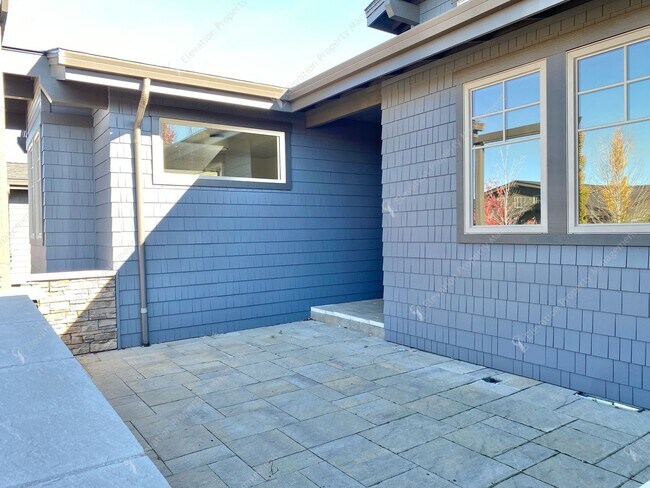 Building Photo - Luxury Single-Level 3BR - 3.5BA Living in Tetherow