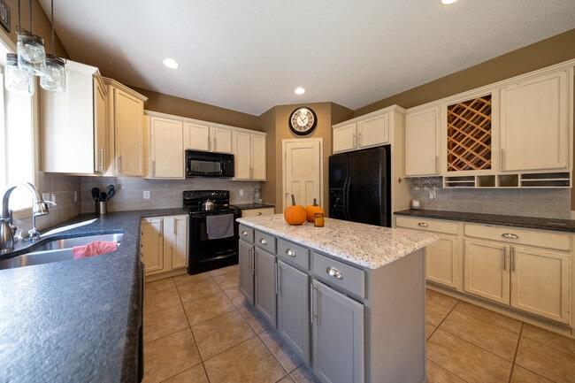 Building Photo - 15863 Kendale Dr