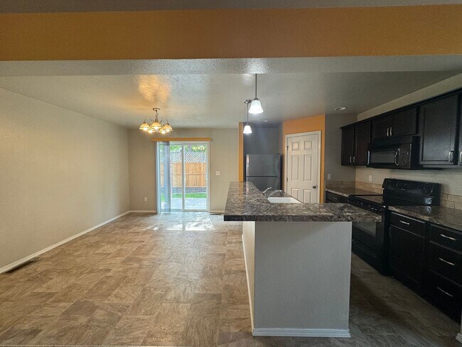 Building Photo - Single level floorplan in desirable Boise neighborhood