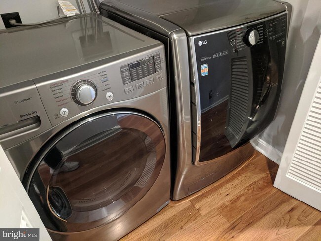 Building Photo - 10 E Lee St