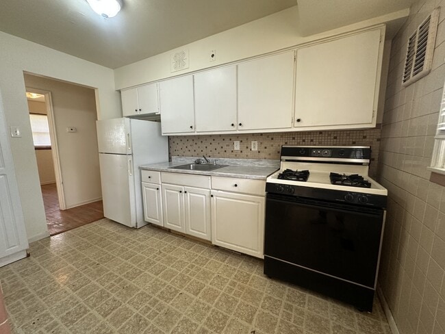 Building Photo - 400 Lancashire Rd