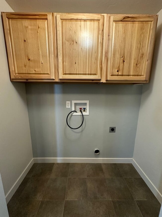 Building Photo - 3 Weeks Rent FREE! Modern 3 Bed 2.5 Bath T...