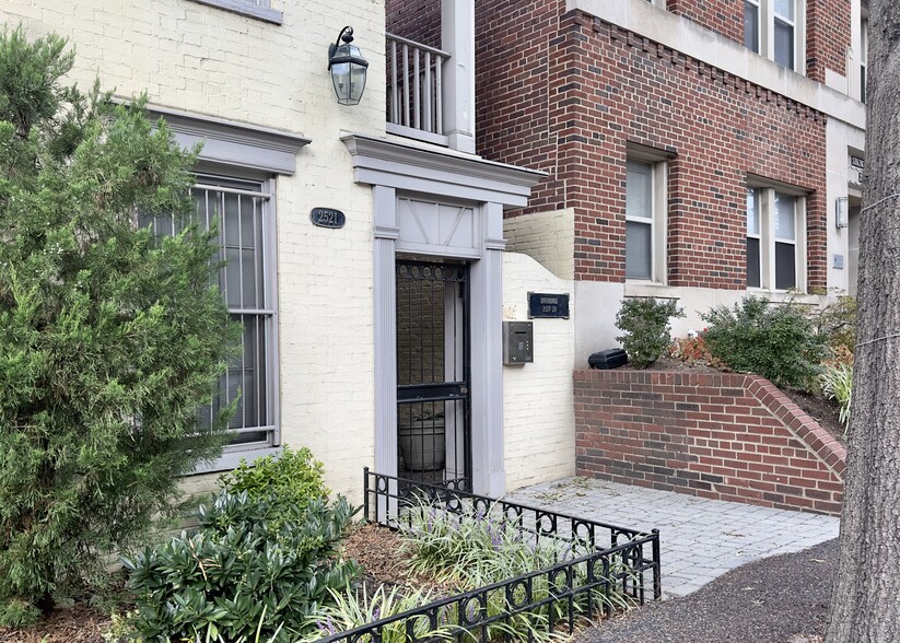 Entrance to the courtyard - 2529 K St NW