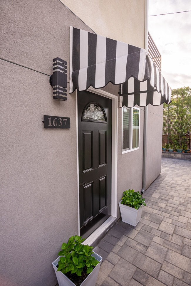 Building Photo - 1637 N Allen Ave