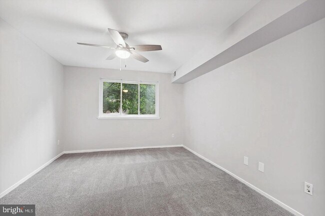 Building Photo - 1635 Parkcrest Cir