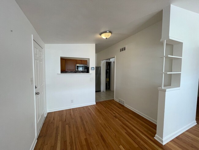 Building Photo - Charming 2 Bedroom, 1 Bathroom Duplex in A...