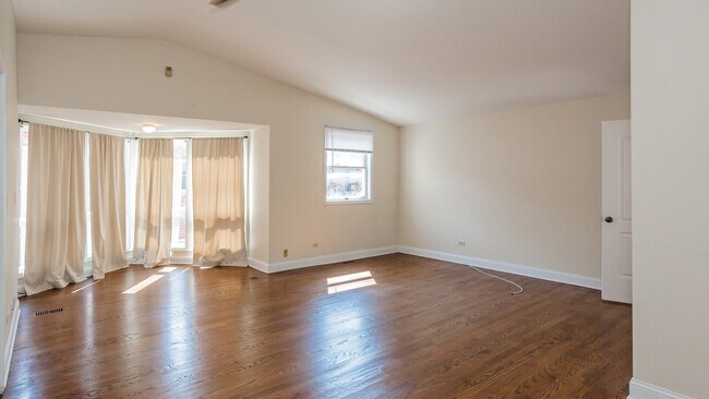 Building Photo - 5510 S Cornell Ave